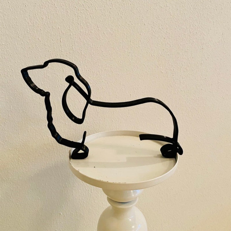 Skulptur i metall med hundmotiv, abstrakt och sofistikerad designelement