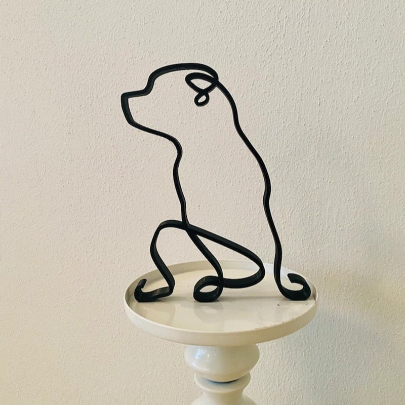 Designskulptur: abstrakt hund i svart metall, modern inredning för hemmet