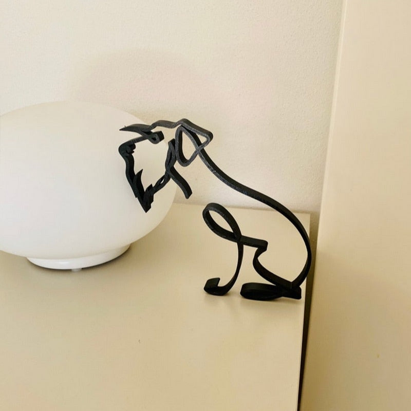 Art deco-inspirerad abstrakt hund i metall, tidlös och elegant dekoration