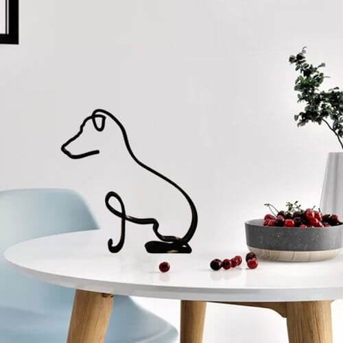 Minimalistisk konst: abstrakt hund i metall, lämplig för present eller eget hem