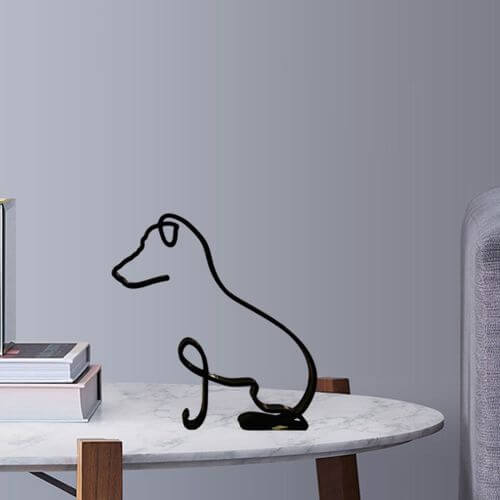 Handgjord metallskulptur: abstrakt hundmotiv, unikt hantverk för inredning