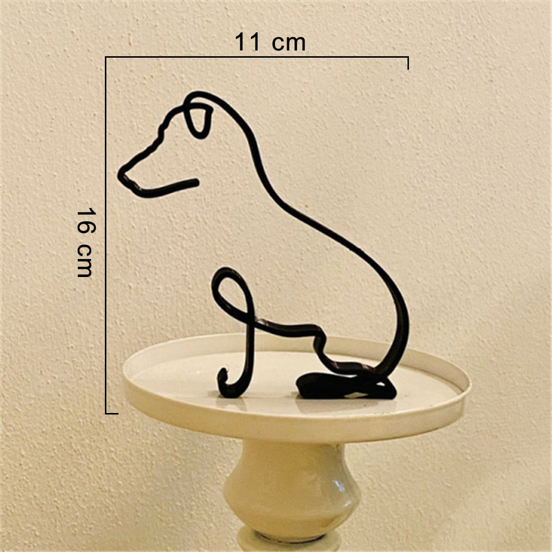 Konstfull metallskulptur i hundmotiv, perfekt present för designälskare