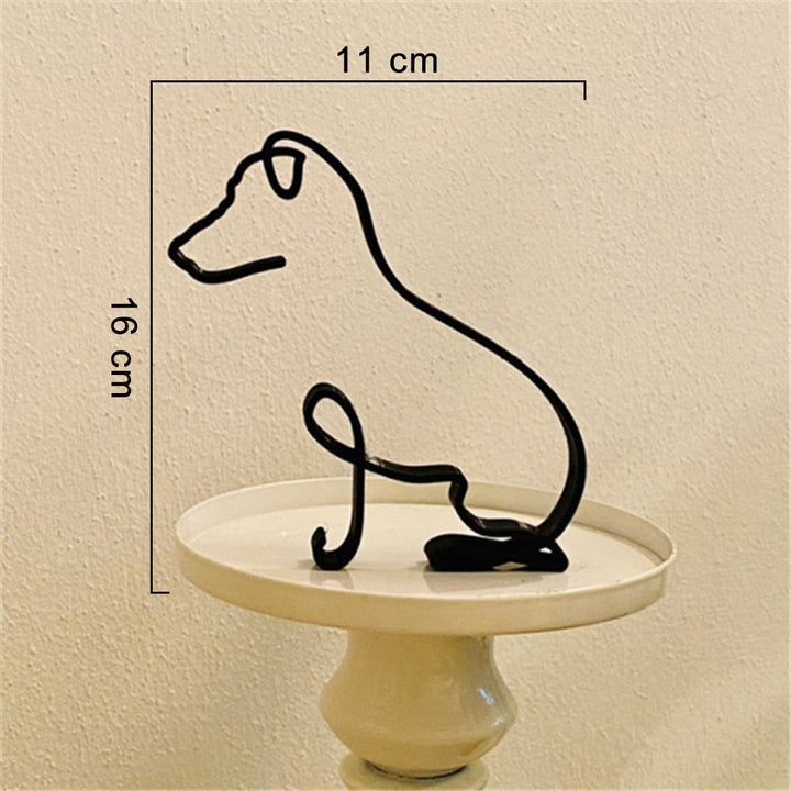 Konstfull metallskulptur i hundmotiv, perfekt present för designälskare