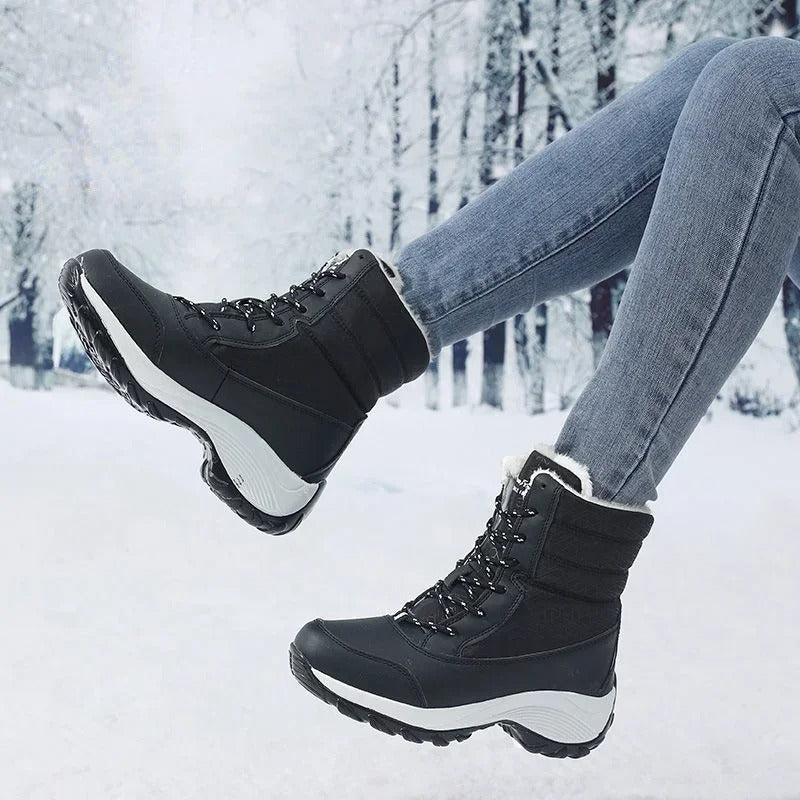 Stylingbild: Dam snökängor med kilklack & varmt foder, matchade med vinterkläder.