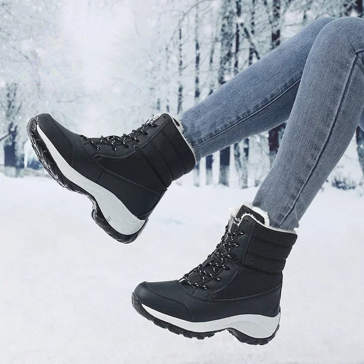 Stylingbild: Dam snökängor med kilklack & varmt foder, matchade med vinterkläder.