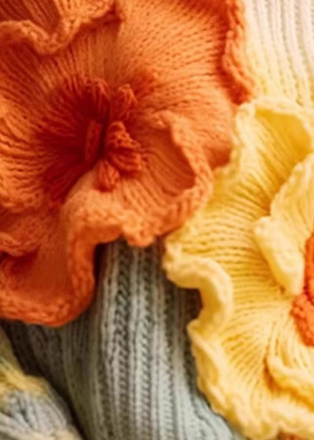 Aprikos kofta med blommönster för dam. Långa ärmar, bekväm och stilfull för kyliga dagar och ledig höststil.