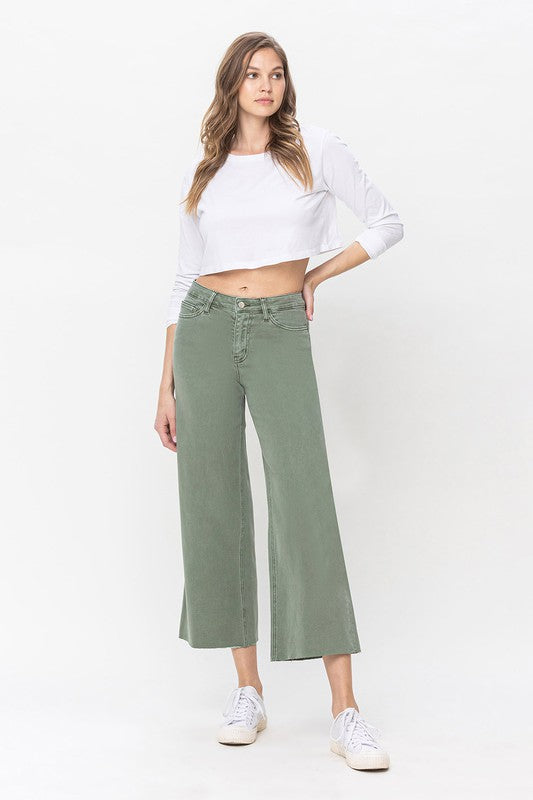 Kvinnors bekväma, armégröna bomullsjeans med hög midja och vida ben för avslappnad passform.