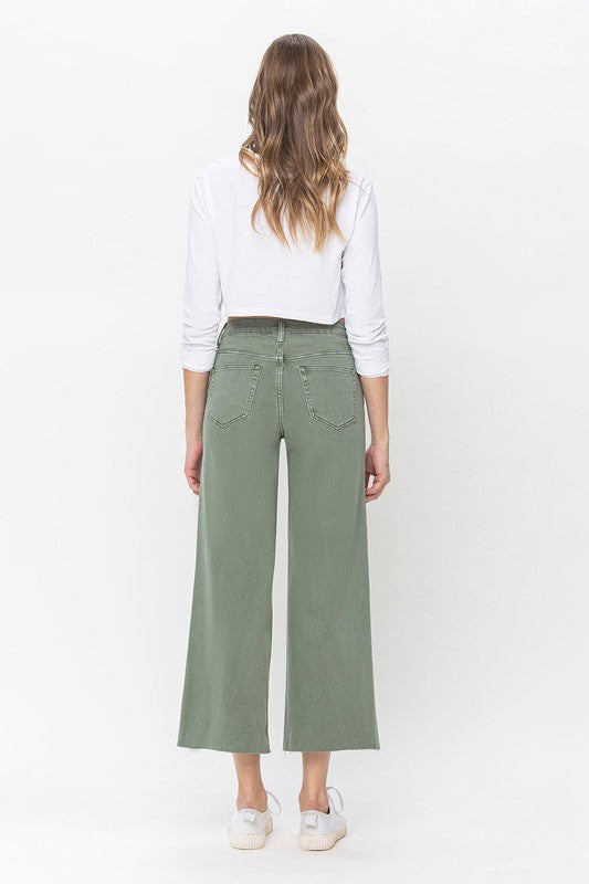 Högmidjade vida jeans för kvinnor i trendig armégrön färg, ett måste för höstens mode.