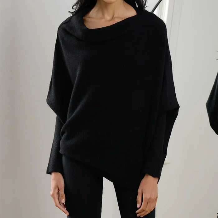 Ledig överdimensionerad damtröja med asymmetrisk drapering. Bekväm långärmad topp för modern vardagsstil.
