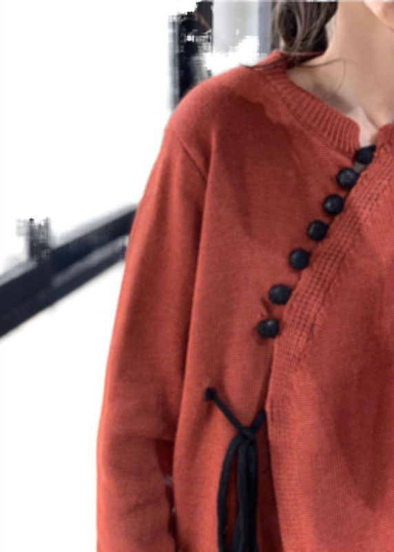 Stilren svart stickad damtröja med O-hals och unik asymmetrisk design, perfekt för höstmode.