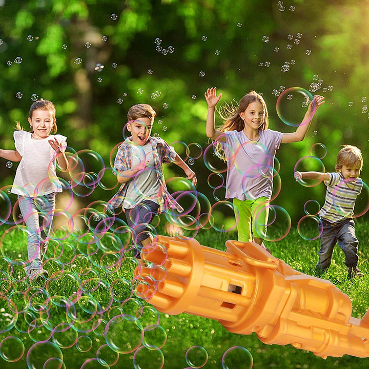 Glad pojke med automatisk bubbelpistol i Gatling stil, skapar mängder av bubblor
