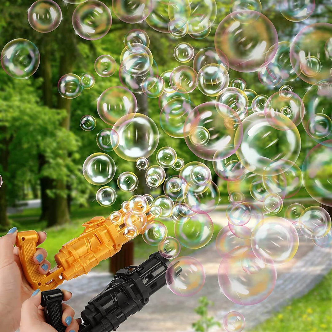 Närbild på munstycket av en gatling bubbelpistol, som skjuter ut strömmar av bubblor