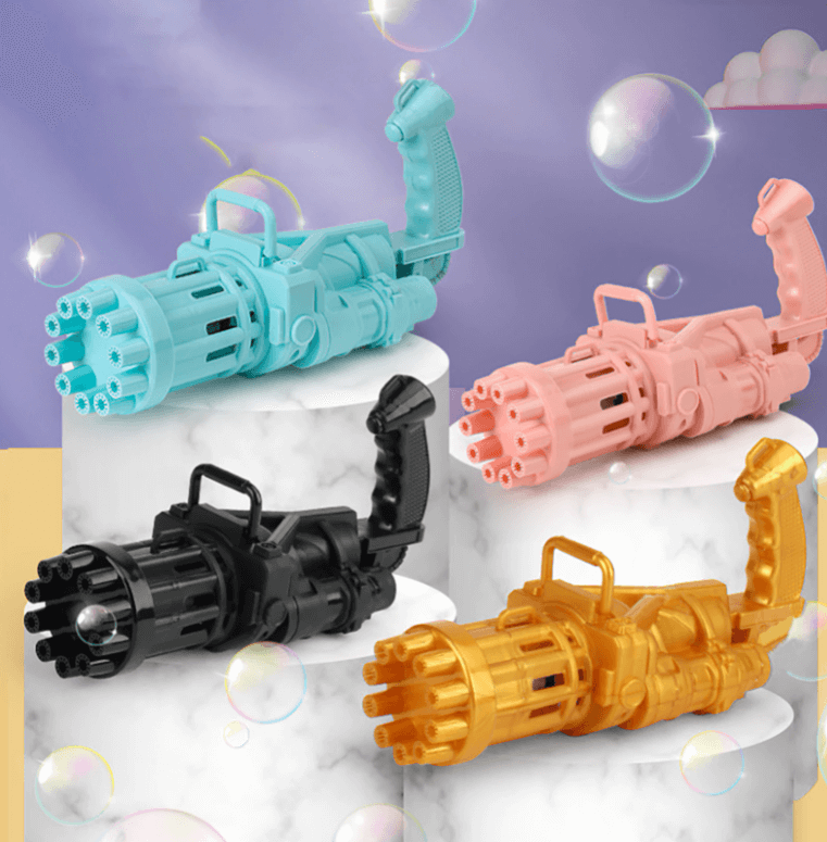 Barn håller en automatisk bubbelpistol, redo för rolig utomhuslek och bubbelfest