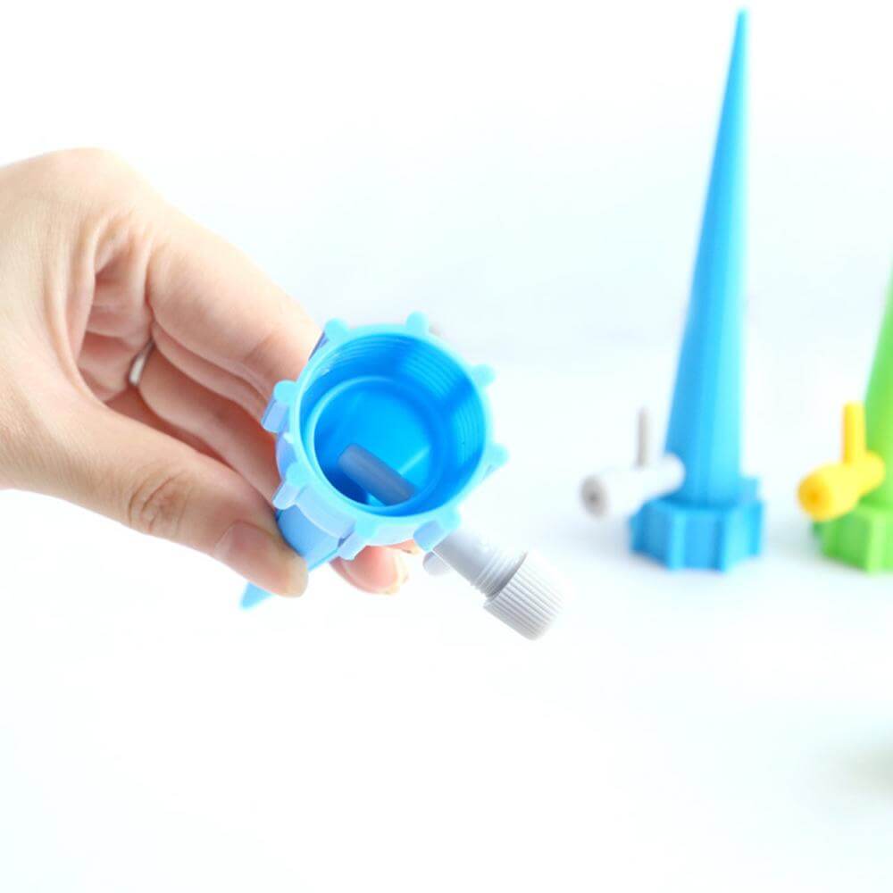 Återanvänd plastflaskor med denna miljövänliga självvattnande spik för växter och trädgård.