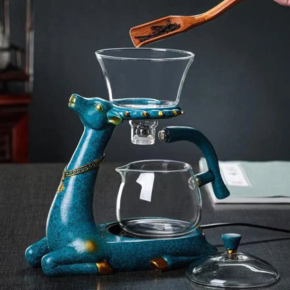 Detaljbild av en magnetisk teinfuser i automatisk tekanna, rådjursdesign, värmebeständig