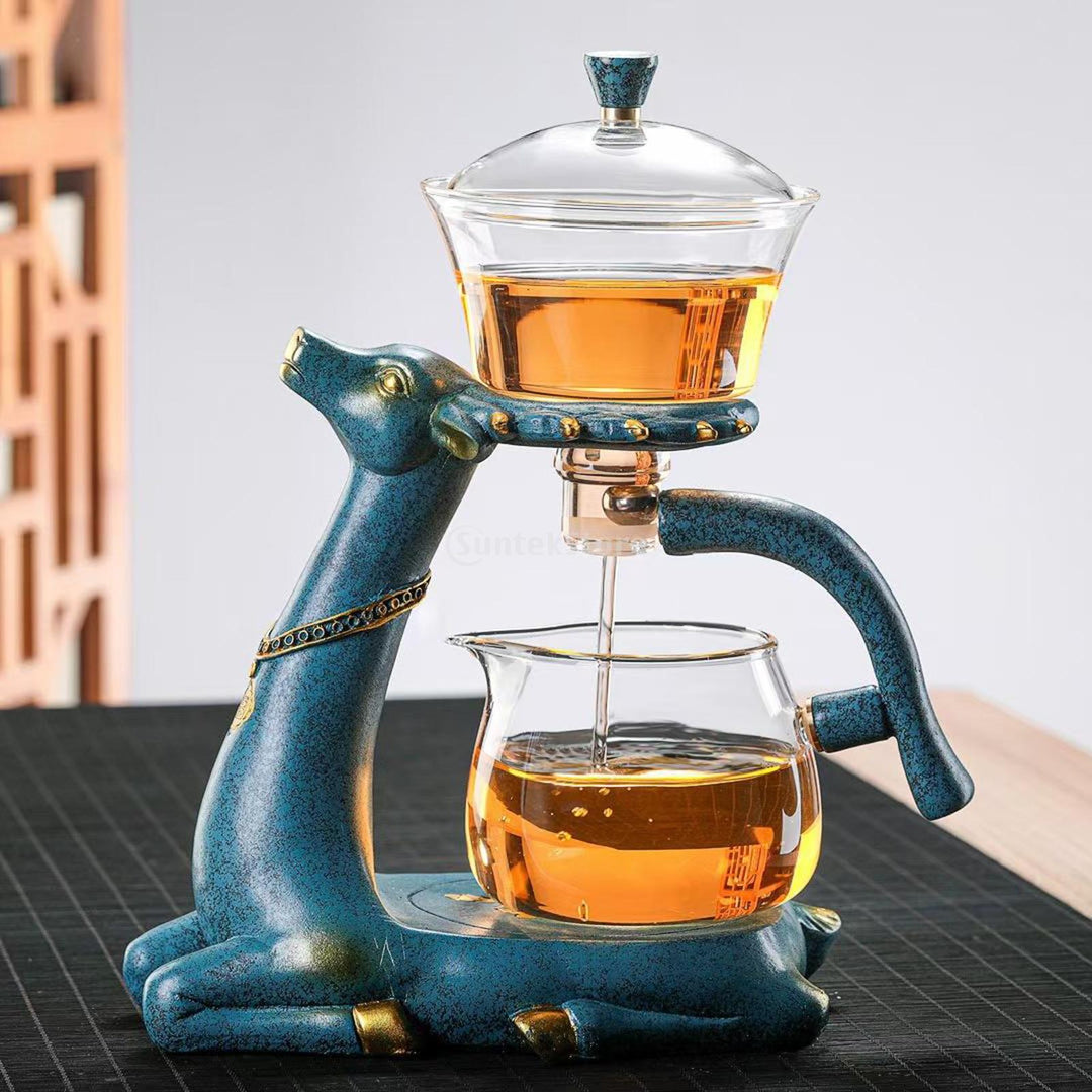 Automatisk tekanna i glas med elegant rådjursdesign, idealisk för teälskaren i köket