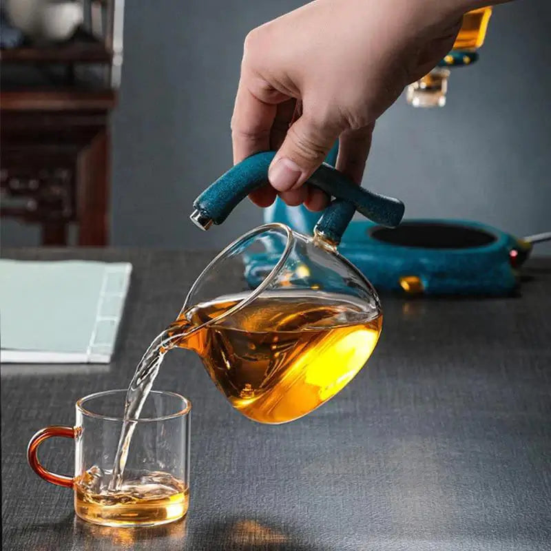 Glastekanna med innovativ magnetisk infuser och charmigt rådjursmönster, kökstillbehör