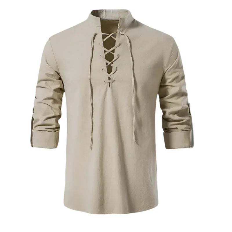 Modern herrtröja i avslappnad stil, perfekt för en chic men ledig look under varma månader.