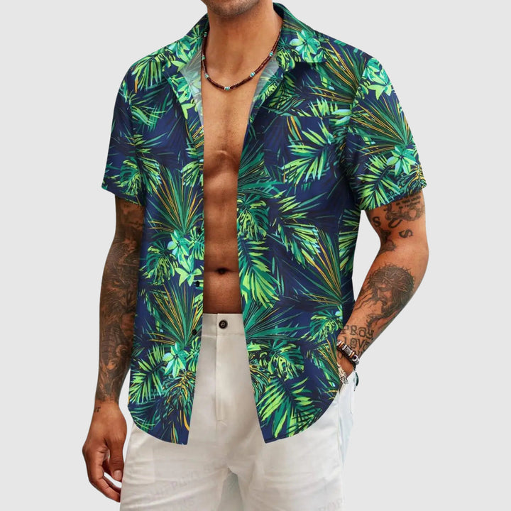 Mönstrad herrskjorta i avslappnad passform med somrigt tropiskt blomprint. Perfekt för trendig look.