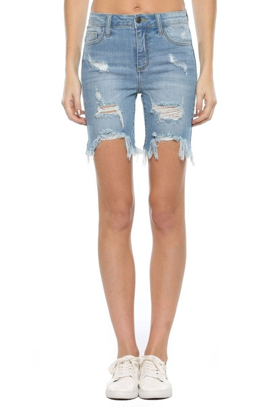 Avslappnade dam bermudashorts med råa kanter, perfekta för en bekväm sommarstil och semester.