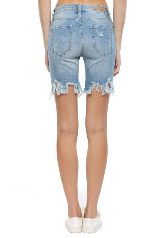 Stilrena bermudashorts för damer, avslappnad passform med råa kanter. Perfekta semester- och fickshorts.
