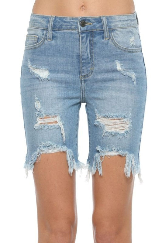 Bekväma damshorts i bermudamodell, idealiska för sommarstil. Avslappnade fickshorts med råa kanter.