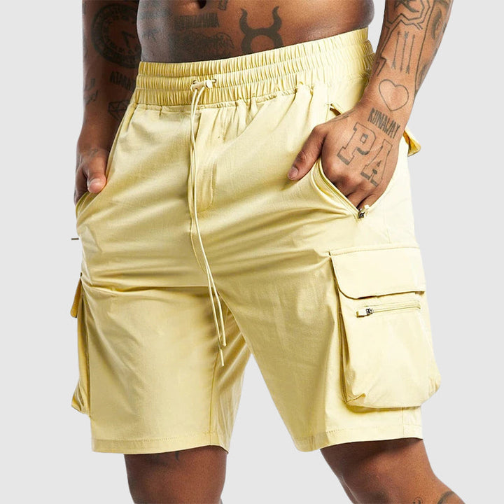 Bekväma herrshorts med multifunktionella lastfickor, idealiska för utomhusaktiviteter och träning.