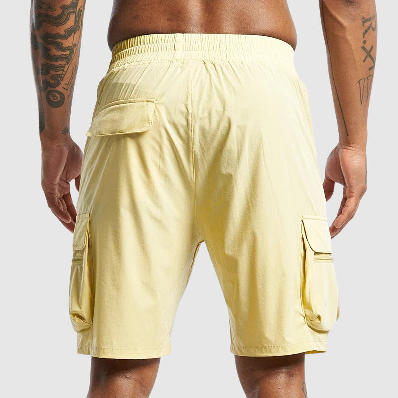 Stilrena herrshorts i avslappnad modell med lastfickor, perfekta för både fritid och vardag.