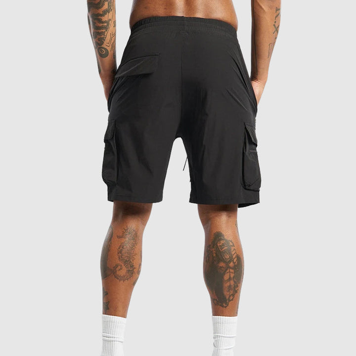 Funktionella herrshorts med rymliga lastfickor och bekväm passform, idealiska för sommaräventyr.