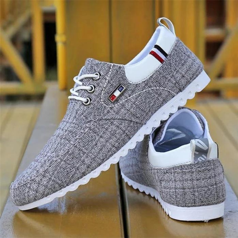 Detaljbild av svarta slip-on herrskor, andningsbart material för komfort.