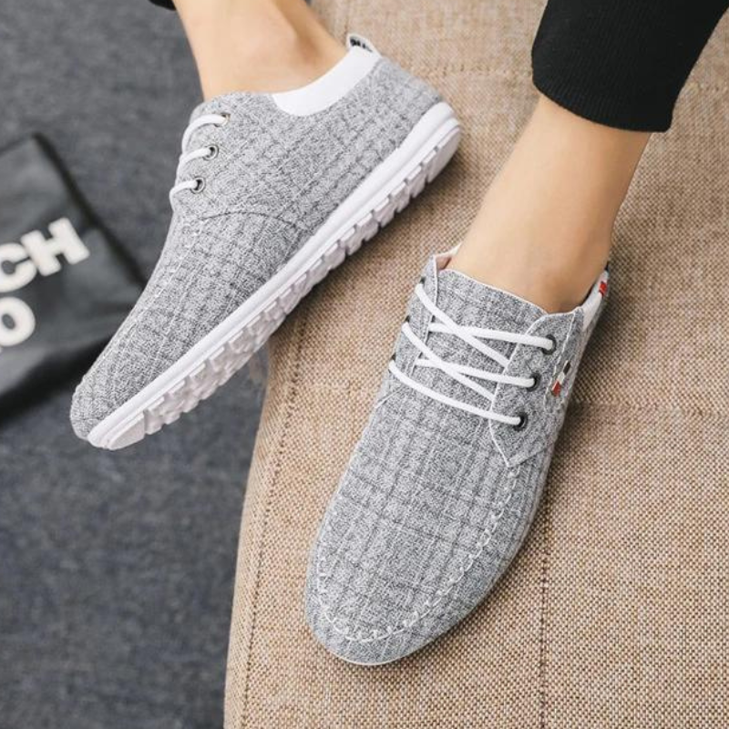 Bekväma grå slip-on skor för män, idealiska för en avslappnad look.