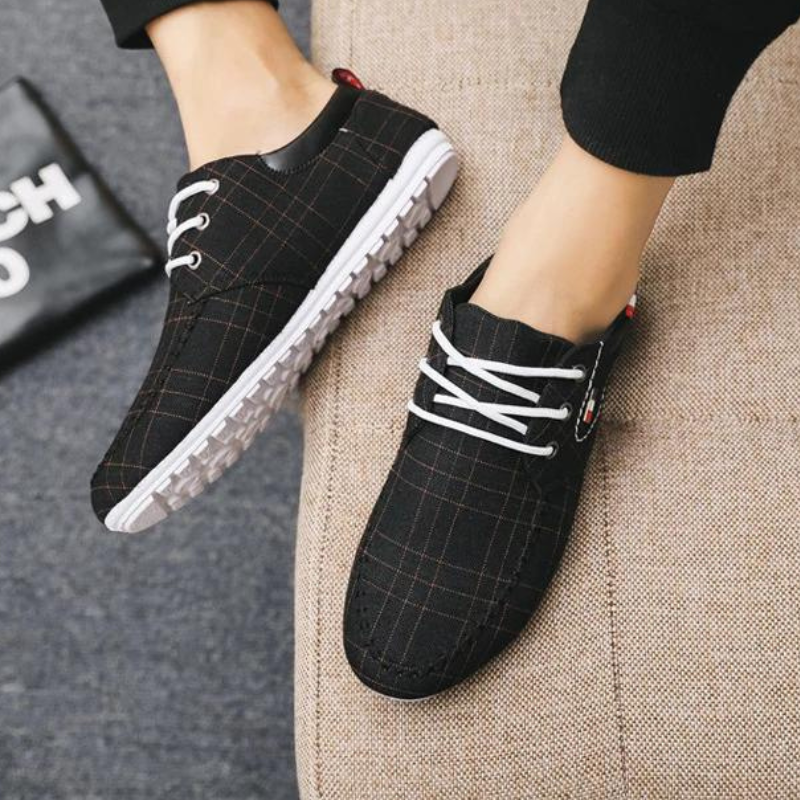 Herrskor slip-on i svart design, lätt att ta på/av för enkel användning.