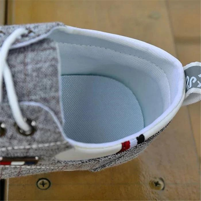 Närbild av slip-on herrsko i svart, med flexibel sula för ökad rörelsefrihet.