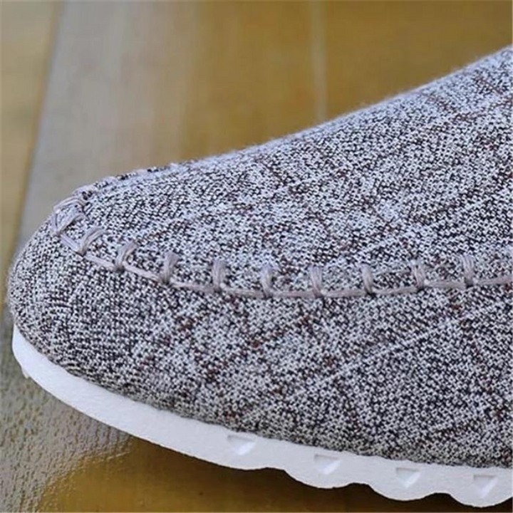 Avslappnade herr sneakers i grått, slip-on modell för maximal komfort.