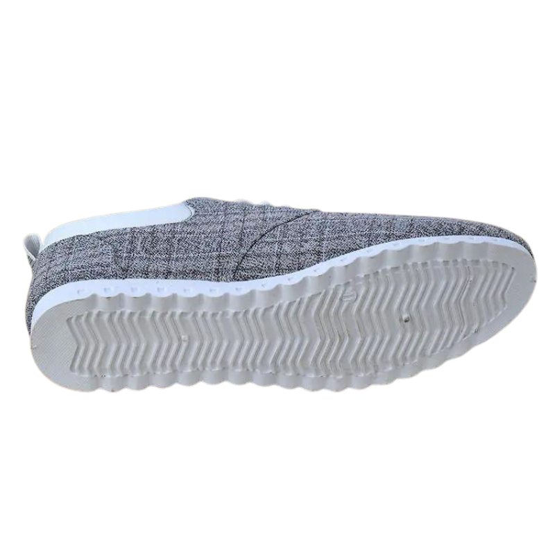 Vardagsskor slip-on i svart för herrar, med fokus på bekväm passform.
