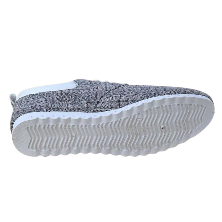 Vardagsskor slip-on i svart för herrar, med fokus på bekväm passform.
