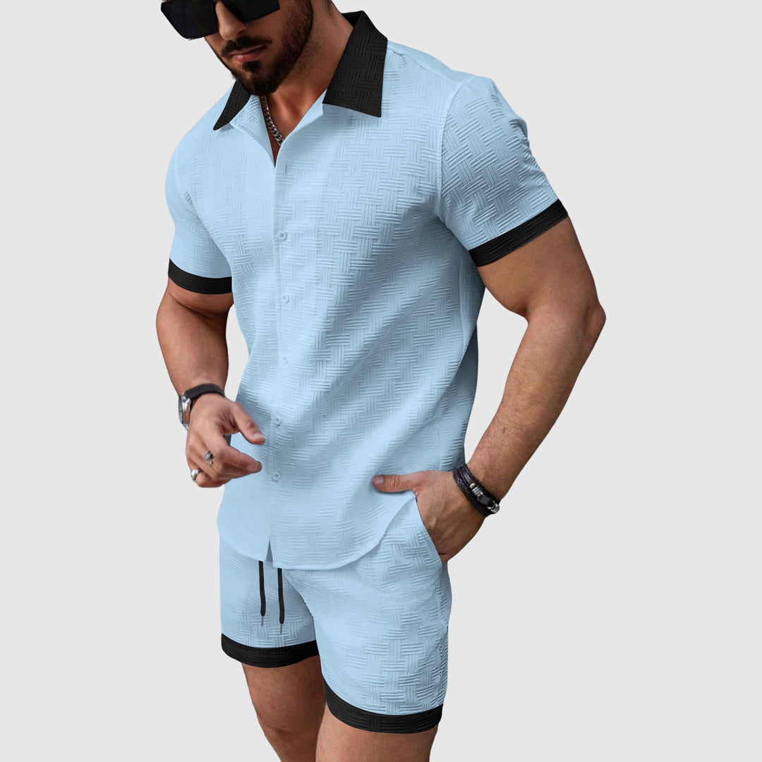 Lätt och luftigt herr sommarset med kortärmad skjorta och shorts, idealiskt för fritid, strand och semester.
