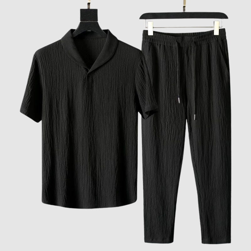Herr i matchande sommaroutfit, promenerar. Tvådelat set med kortärmad skjorta & byxor för en ledig stil.