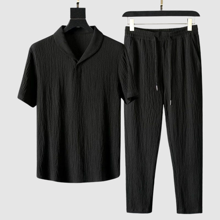 Herr i matchande sommaroutfit, promenerar. Tvådelat set med kortärmad skjorta & byxor för en ledig stil.