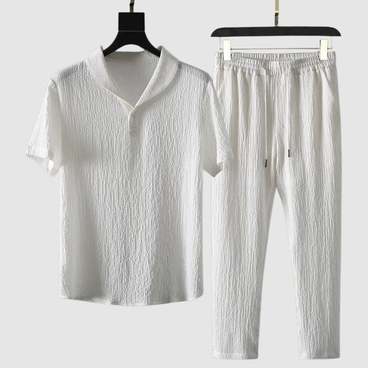 Komplett herr sommarset: Kortärmad skjorta och byxor. Perfekt för en bekväm & stilren sommarlook.