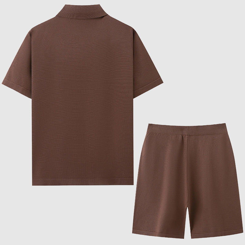 Bekvämt herrset för sommar: kortärmad skjorta med geometriskt mönster och matchande shorts.