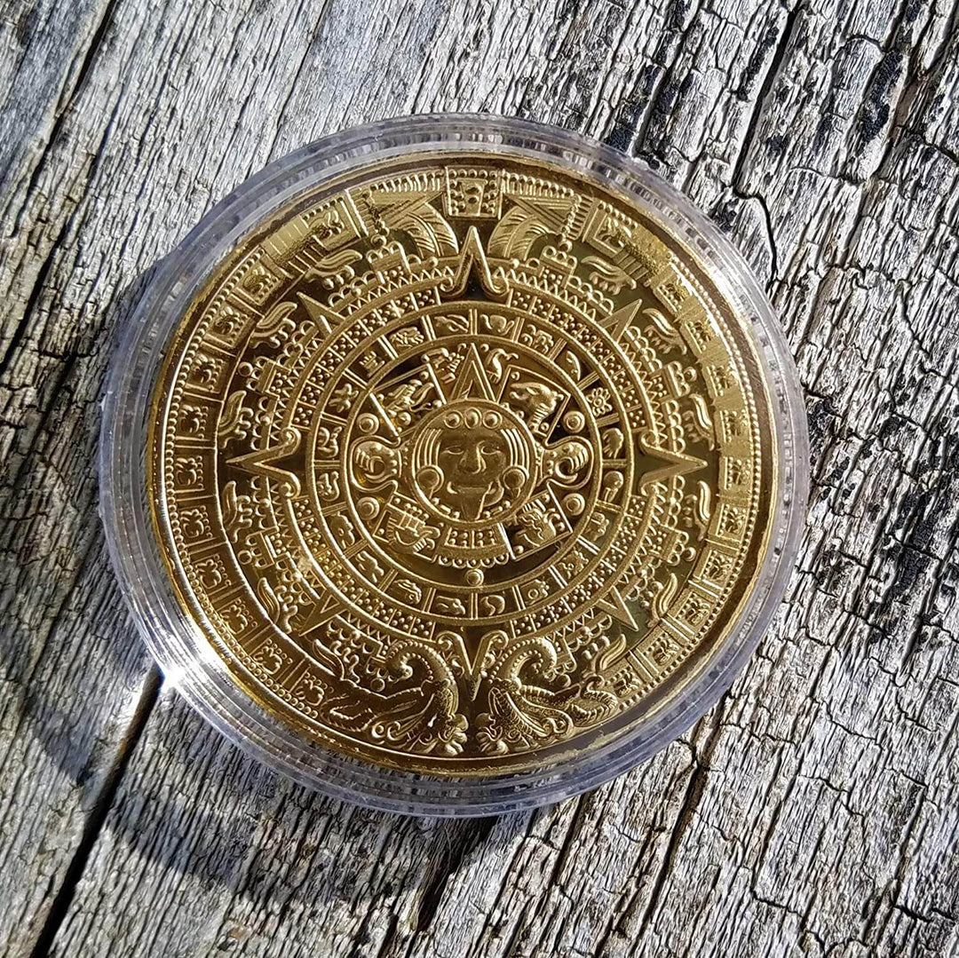 Aztekisk kalendermedaljong, detaljerad solsten replika, imponerande antik konst för hemmet.