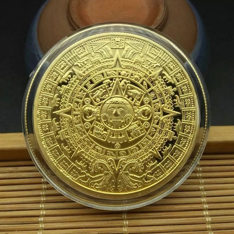 Guldpläterad aztekisk kalendermedaljong, intrikat design, historiskt samlarobjekt och dekoration.