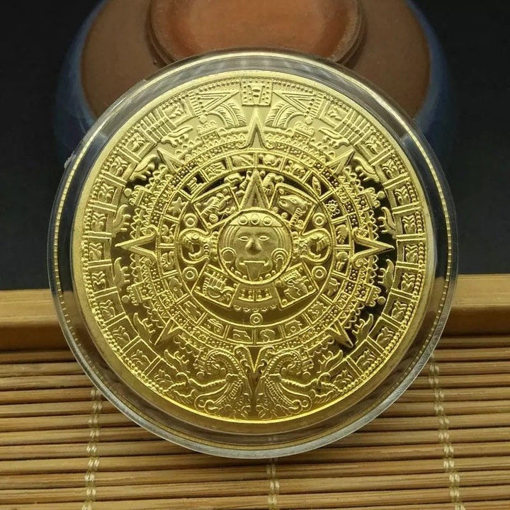 Guldpläterad aztekisk kalendermedaljong, intrikat design, historiskt samlarobjekt och dekoration.