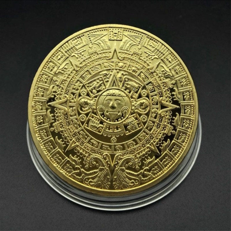Antik-inspirerad aztekisk kalendermedaljong, intrikat mönster, tidlös dekoration.