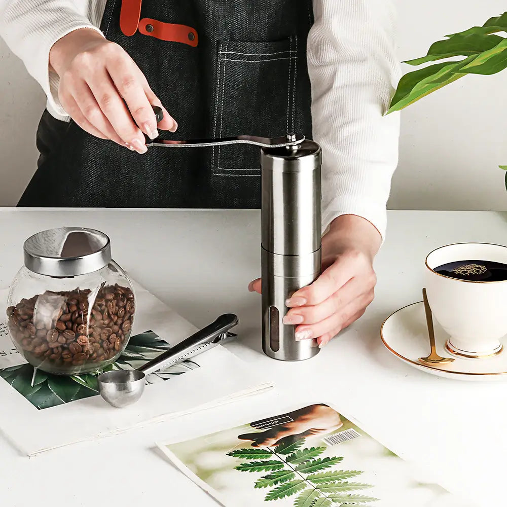 Kaffekvarn i rostfritt stål, kompakt och manuell, ett perfekt tillbehör för den moderna kaffeälskaren.