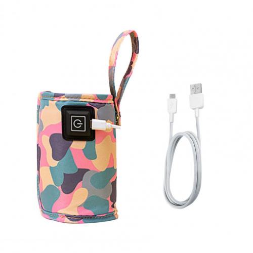Närbild på kamouflage USB-mjölkvärmare som värmer en babyflaska, smart babytillbehör.
