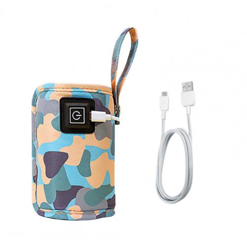 Kamouflagemönstrad USB-mjölkvärmare ansluten till powerbank, idealisk för att värma barnprodukter.