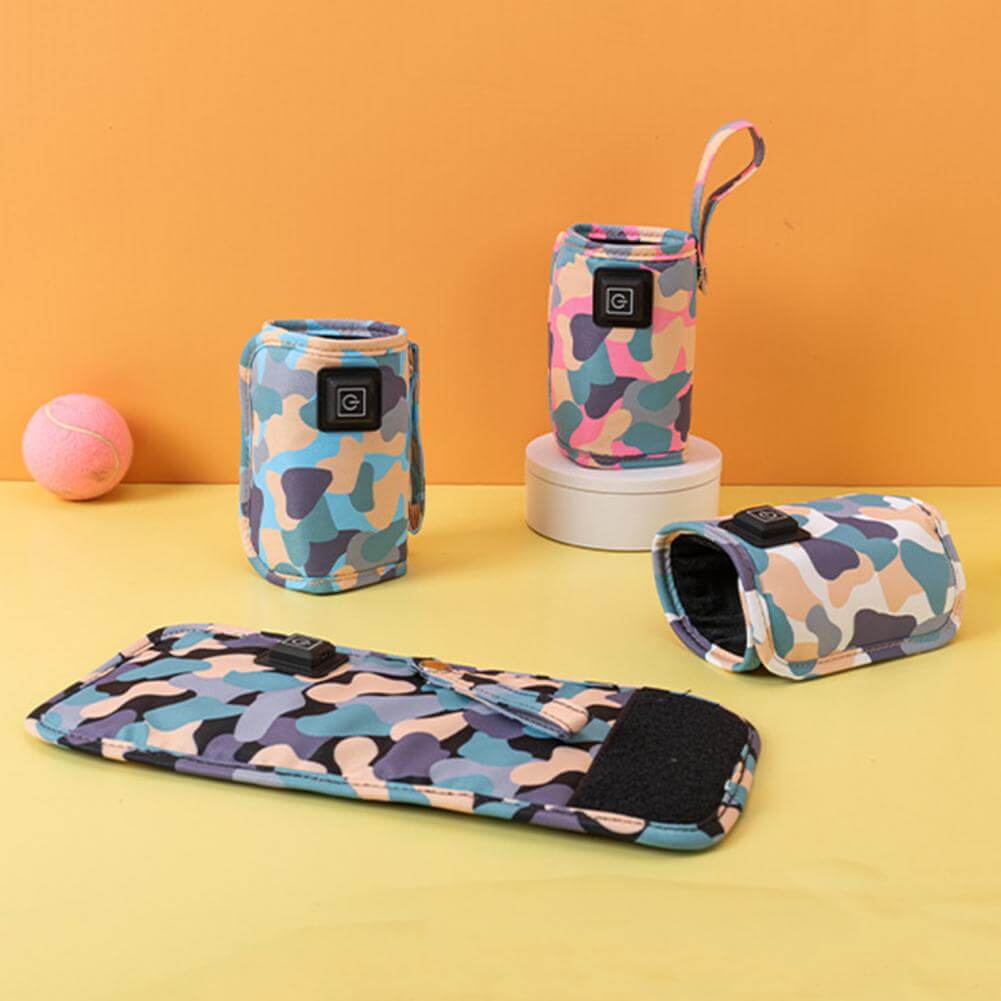 Förälder använder bärbar babyflaskvärmare med kamouflagedesign, enkelt på resan.