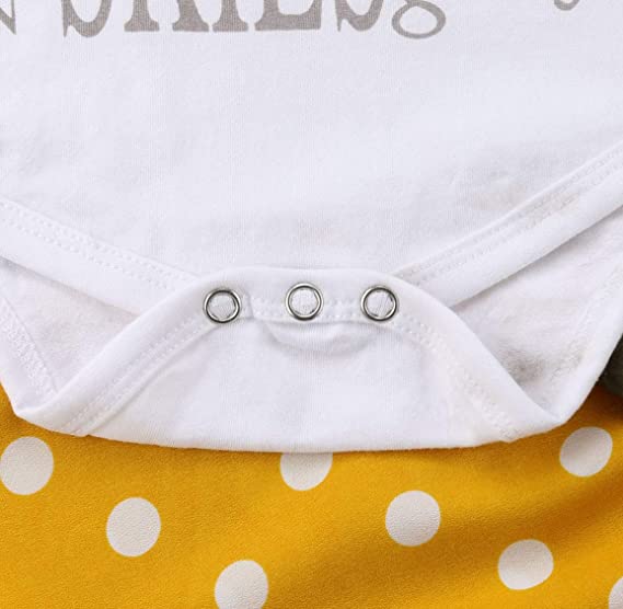 Närbild på det söta solskensmotivet på babybodyn, en trendig present för flickor.